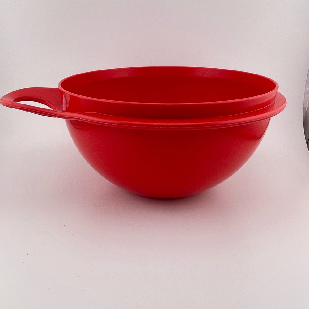 Thatsa Bowl Chili Red Round 3056B-4, 1.4 L by Tupperware, No Lid